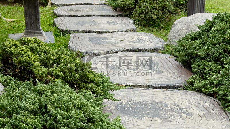 天然石材与人工石材：假山喷泉的材质选择解析**